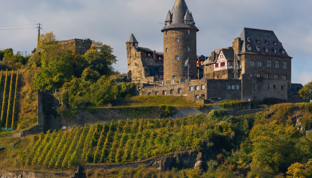 Bacharach am Rhein mit Burg Stahleck oberhalb der historischen Altstadt.
