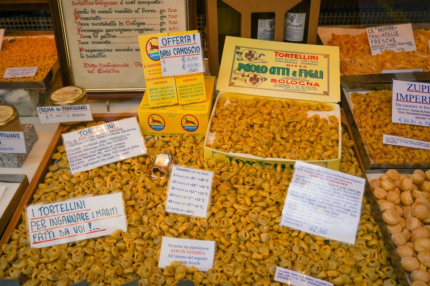 Verschiedene Pastasorten an einem Marktstand in Bologna als Beispiel für italienische Esskultur