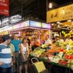 Obststände und Besucher im Mercat de la Boqueria in Barcelona, Station einer kulinarischen Stadtführung