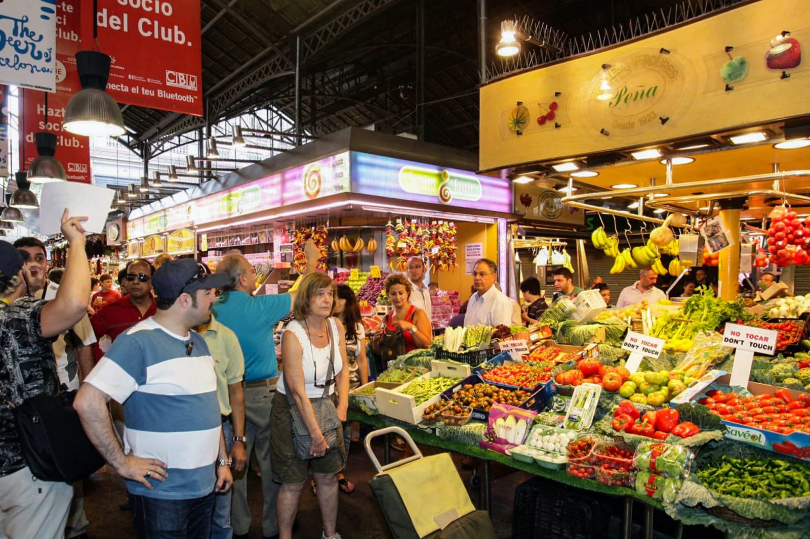 Obststände und Besucher im Mercat de la Boqueria in Barcelona, Station einer kulinarischen Stadtführung