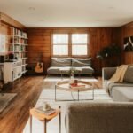 Gemütliches Wohnzimmer mit Sofa und Kamin als Beispiel für Übernachtungen bei Gastgebern