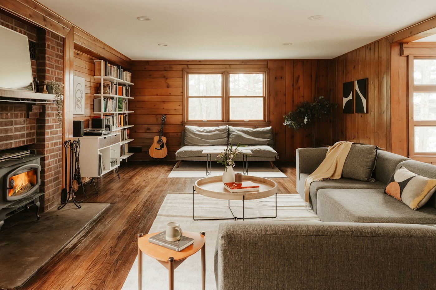 Gemütliches Wohnzimmer mit Sofa und Kamin als Beispiel für Übernachtungen bei Gastgebern