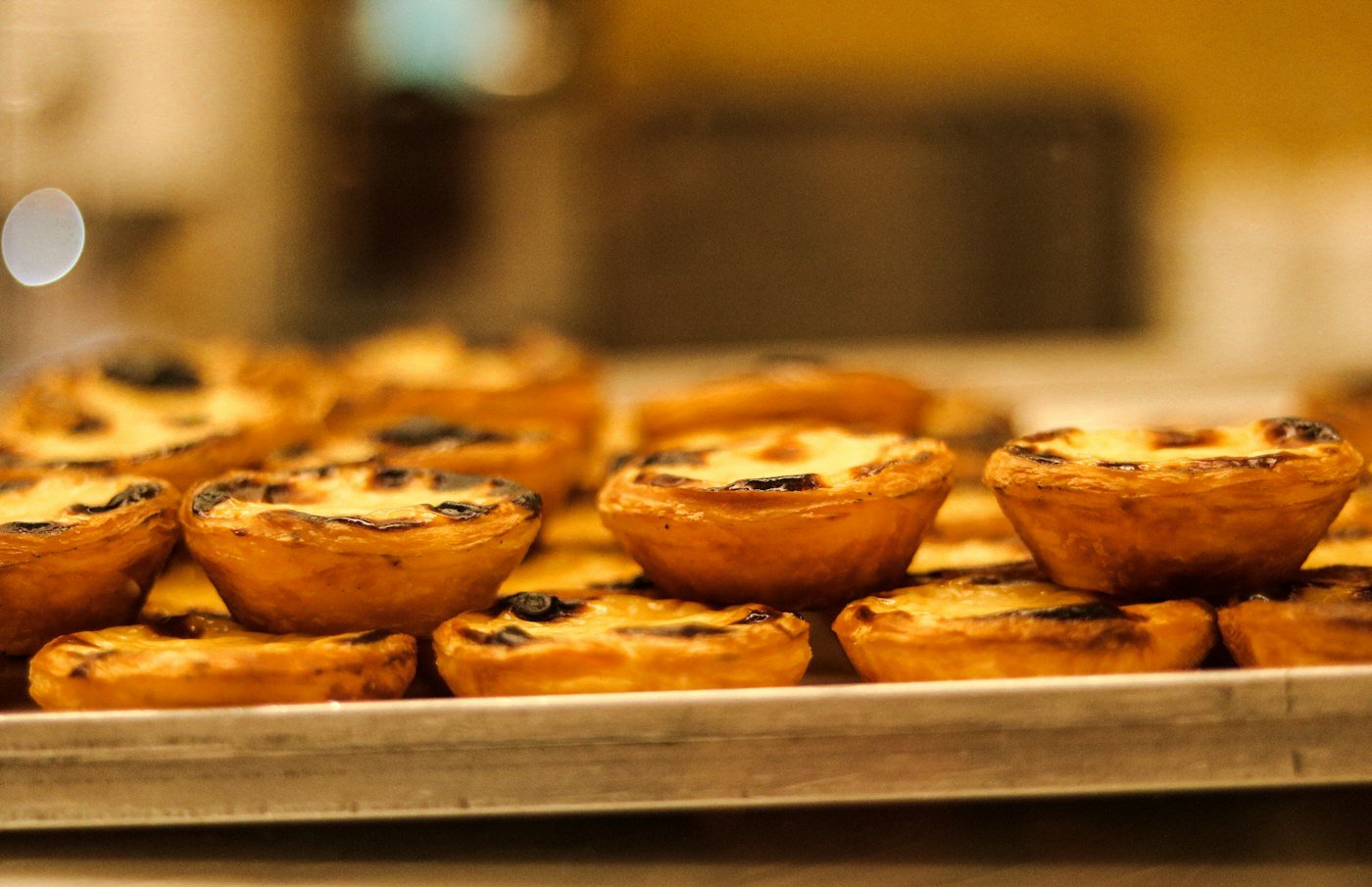 Pastéis de Nata in der Bäckerei Manteigaria in Lissabon als typische portugiesische Süßspeise