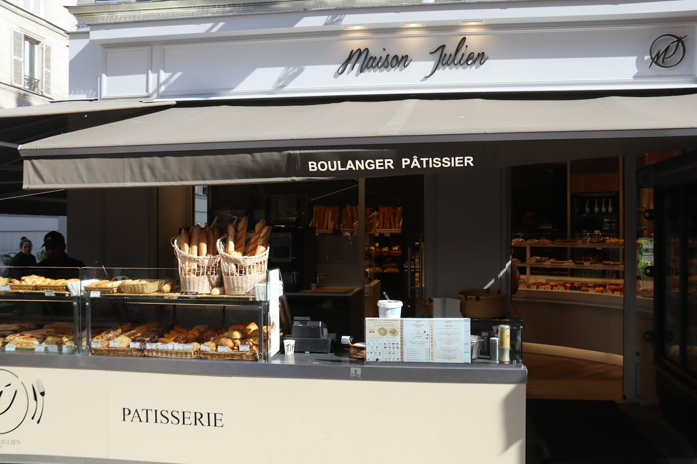 Pariser Boulangerie mit frischem Brot und Gebäck im Schaufenster